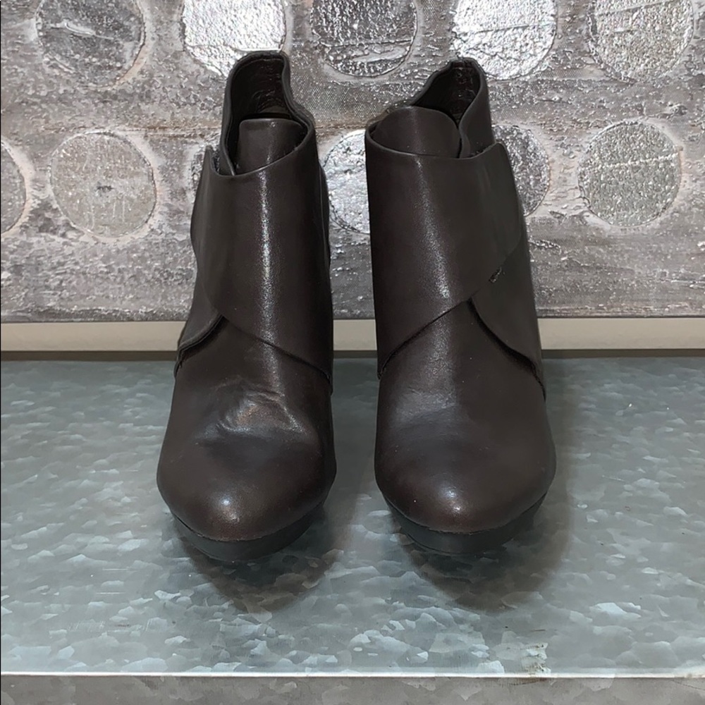 Shoes - Picture 3 of 8